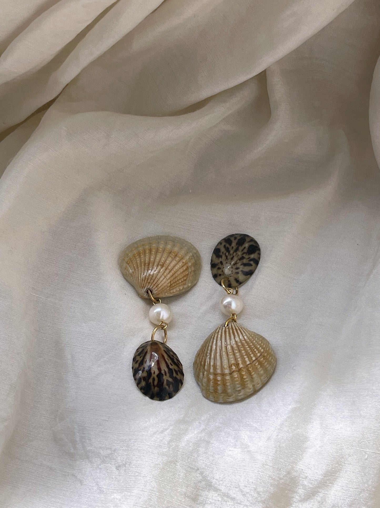 Mismatch Shell earrings